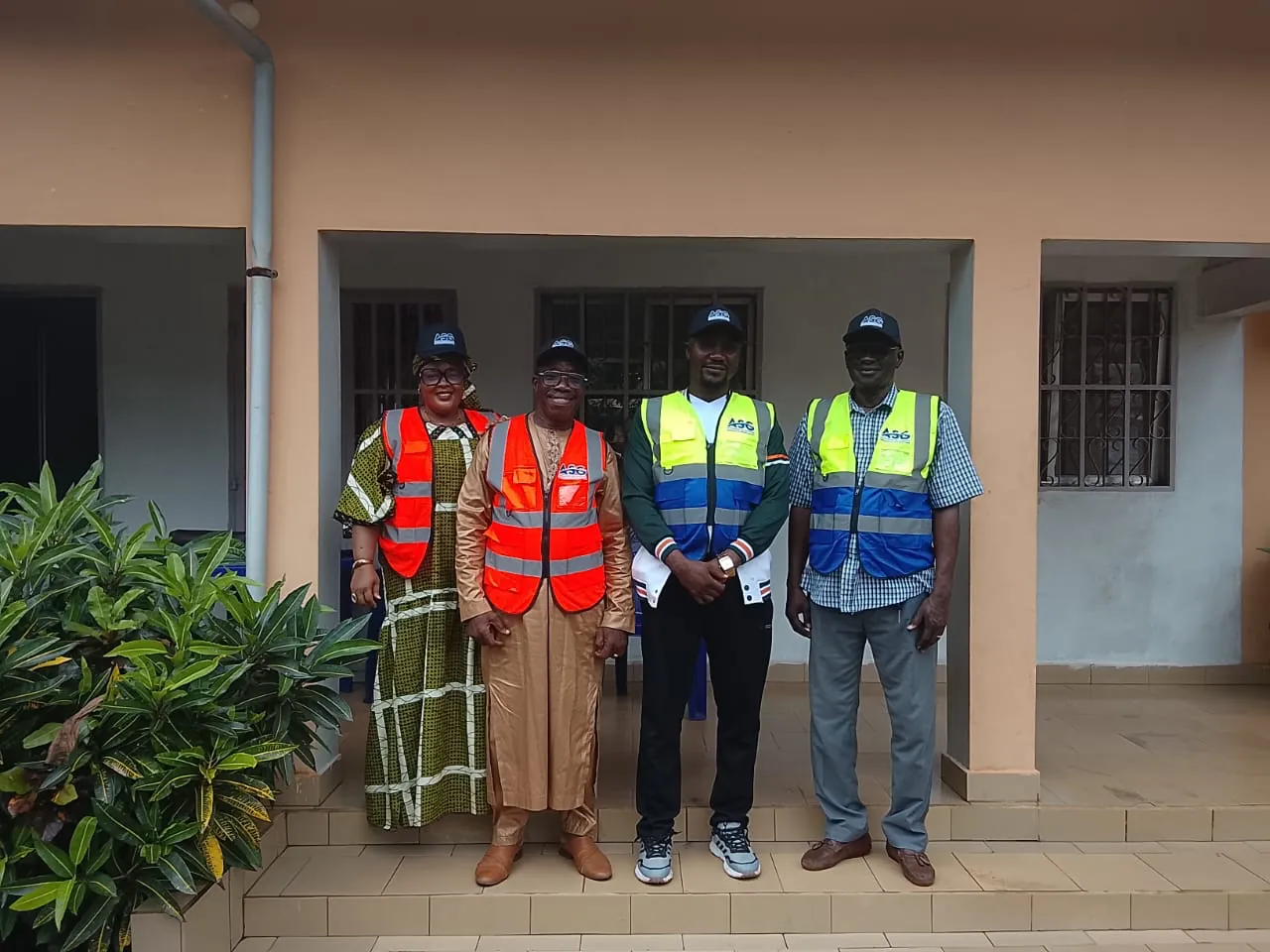 Quatre membres de l’équipe de l’ASG, en gilets et casquettes de l’association, lors de la mission à Boffa.
